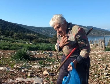 Γιαγιά «Ροβινσώνας Κρούσος» ζει μόνη της στο νησάκι Δοκός δίπλα στην Ύδρα (βίντεο)